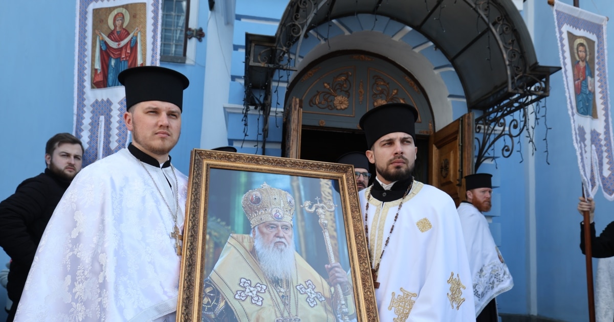 Жалобна процесія з тілом патріарха Філарета вирушила до Володимирського собору