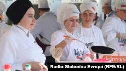 Bosniýanyň, Serbiýanyň, Makedoniýanyň, Montenegronyň we Sloweniýanyň 140 aşpezi oladýalary taýýarlamak üçin 300 litr ýagy, 600 kilogram uny we 400 litr süýdi ulandylar.