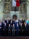 Liderii pozează pentru o fotografie de grup în timpul primei reuniuni a Comunității Politice Europene de la Praga, pe 6 octombrie 2022.