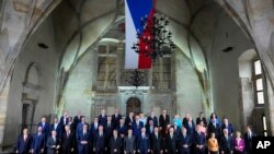 Liderii pozează pentru o fotografie de grup în timpul primei reuniuni a Comunității Politice Europene de la Praga, pe 6 octombrie 2022.