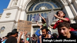 Menekültek tüntetnek a budapesti Keleti-pályaudvar előtt, 2015. szeptember 1.