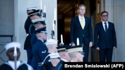 Patrik Šanahan (L) i avganistanski ministar odbrane Tarik Bahrami tokom posete Pentagonu avganistanskog zvaničnika u novembru prošle godine. 