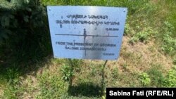 Pe aleile muzeului, plăcuța pentru bradul plantat de președinta Georgiei.