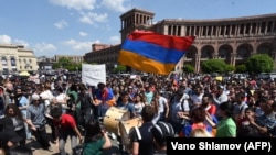 ARMENIA -- Armenian opposition supporters attend a rally in downtown Yerevan, April 26, 2018