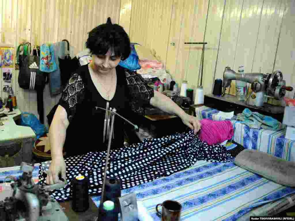 მესაათეები, მკერავები, მეწაღეები, გასაღების ხელოსნები - ისინი თბილისის ყველა უბანში არიან და ყველამ იცის მათი პატარა, უმეტესად, სარდაფებსა და ჩიხებში ”დამალული” ოთახების მისამართები...