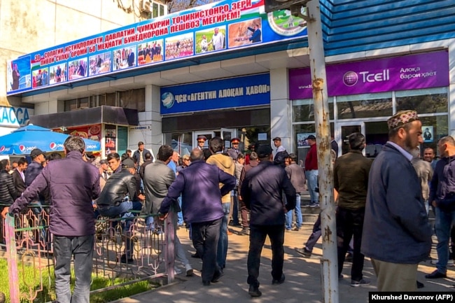 Таджикистанцы стоят в очереди перед государственным агентством по продаже авиабилетов. Душанбе, 8 апреля 2021 года