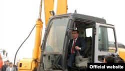 Tajik President Emomali Rahmon starts digging the foundation of a Mosque in Dushanbe which will be large enough to hold more that 100,000 people when it is completed. 