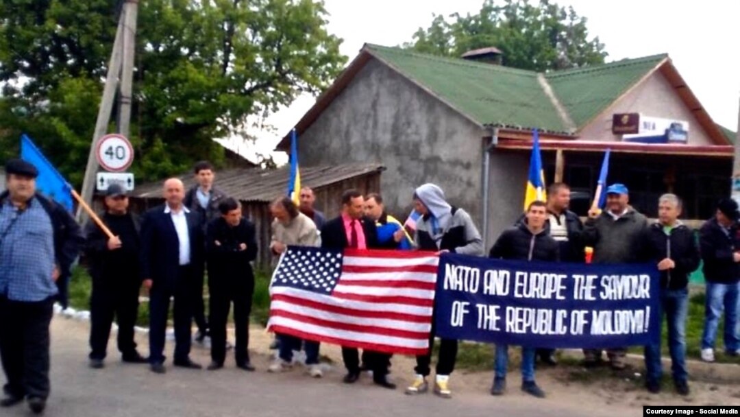 Moldovans welcome the U.S. troops at the Sculeni border crossing. A pro-Russian opposition party had called for demonstrators to block the route, but fewer than a dozen turned up.