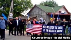 Moldoveni salută sosirea militarilor americani la punctul de frontieră Sculeni (Foto: Sorin Bucătaru)