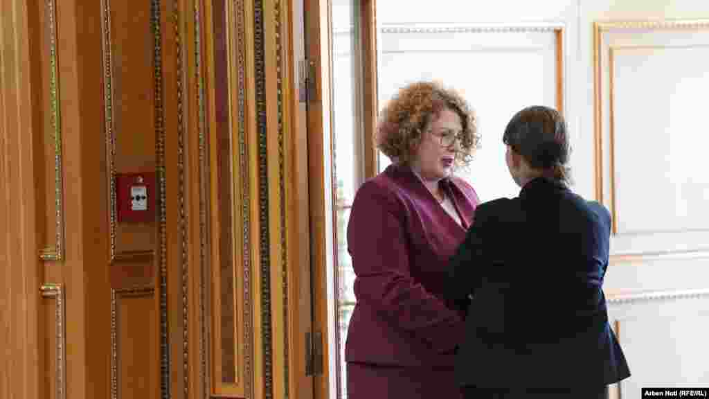 Deputetja e LVV-së, Rozeta Hajdari para nisjes së seancës mëngjesin e 28 prillit. 