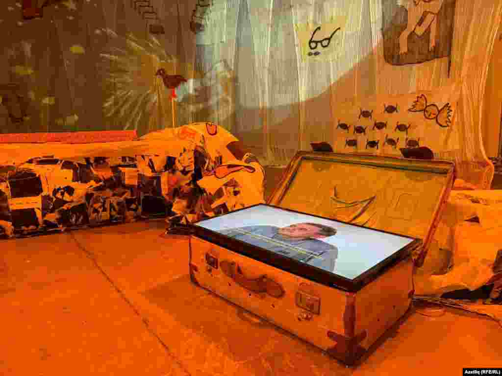 Ачык чемоданында — татар сүзлеге. Анда татар мөһаҗирләренең тормышын тасвирлаган сүзләр чыга: хәят, йөрәк, туфрак, эмигрант, җирсү, сагыш, юл.