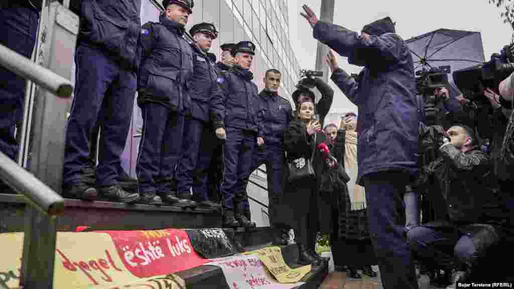 Një person duke protestuar para ndërtesës së Qeverisë së Kosovës kundër kërkesës për shtrenjtimin e rrymës. ZRRE-ja bën shqyrtimin dhe caktimin e përvitshëm të tarifave të rrymës, të cilat shpallen çdo vit më 1 prill dhe vlejnë deri më 31 mars të vitit pasues.