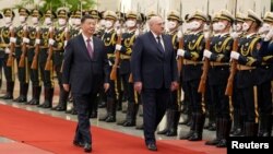 Старшыня КНР Сі Цзіньпін і Аляксандар Лукашэнка на цырымоніі сустрэчы ў Пэкіне, 4 сьнежня 2023 году