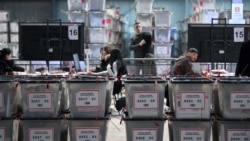 Pamje nga qendra për rinumërimin e votave.