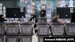 Pamje nga qendra për rinumërimin e votave.