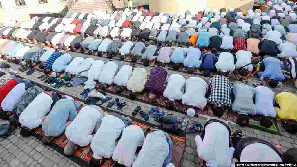 UCRAINA - Musulmani se roagă în timpul sărbătorii islamice Eid al-Adha, în Kiev.