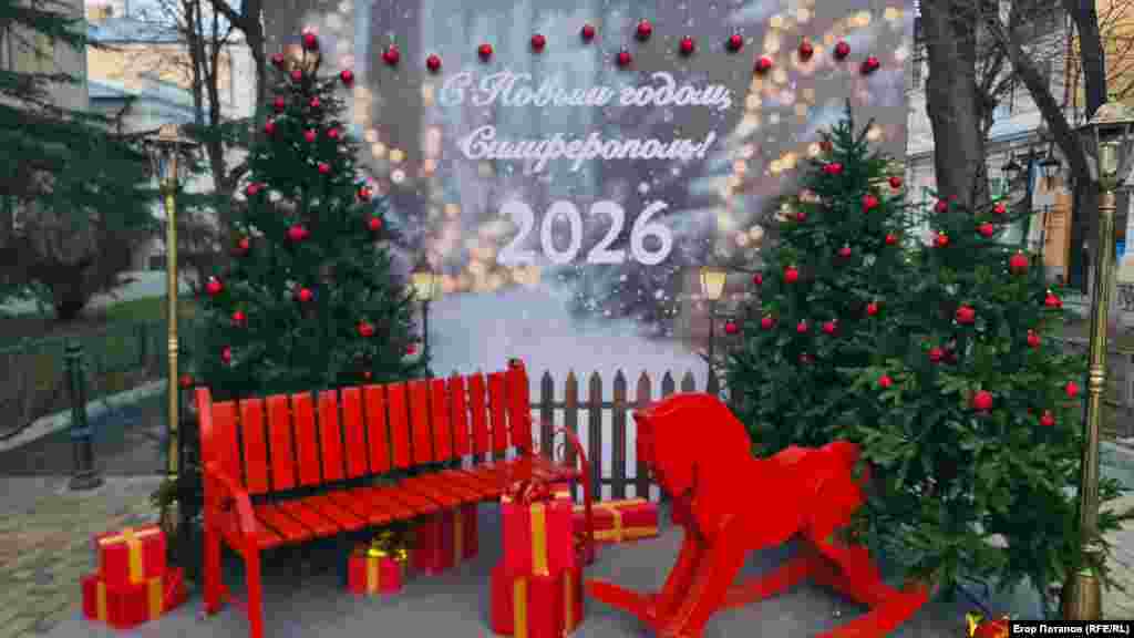 Новогодняя инсталляция на ул. Пушкина крымской столицы