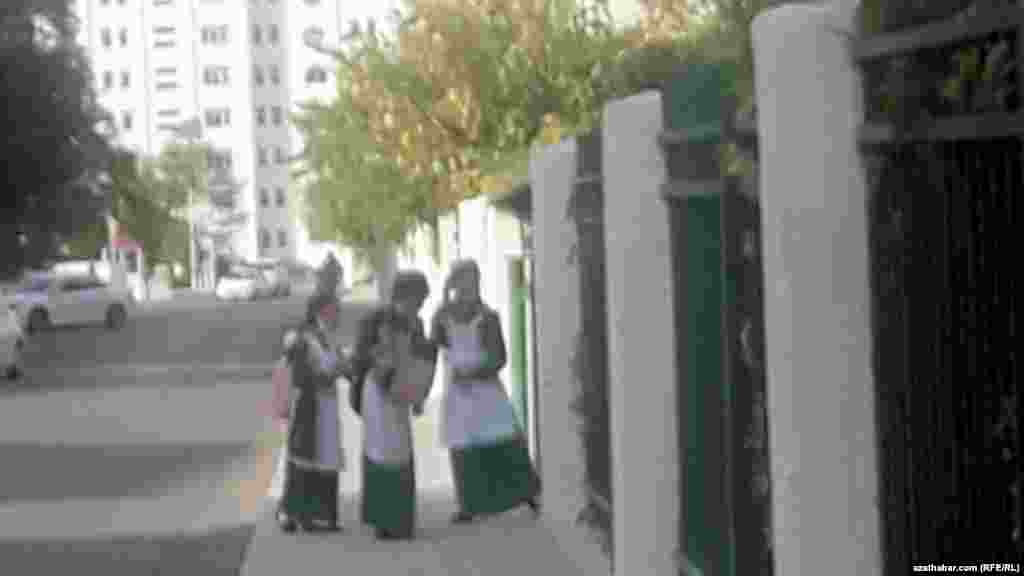 Okuwçy gyzlar. Aşgabat, oktýabr, 2020. 