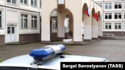 Автомобіль поліції біля школи в Івантєєвці поблизу Москви, де стався напад, Росія, 5 вересня 2017 року