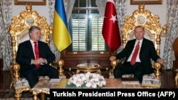 Архивска фотографија: Претседателите на Украина и на Турција, Петро Порошенко и Реџеп Таип Ердоган