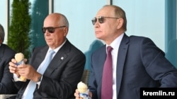 Глава "Ростеха" Сергей Чемезов (слева) и президент России Владимир Путин