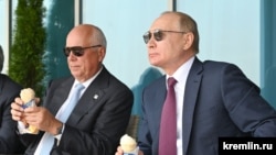 Владимир Путин и глава корпорации "Ростех" Сергей Чемезов, один из фигурантов расследования 