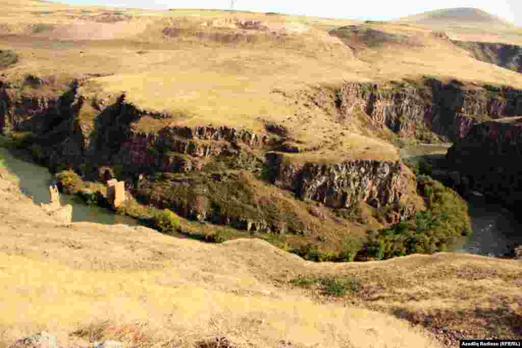 Ani şəhərinin yanından keçən, Türkiyə ilə Ermənistanı ayıran Arpa çay.