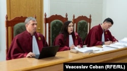 De la stânga la dreapta, judecătorii Vladislav Gribincea, Stella Bleșceaga și Ghenadie Eremciuc, care formează noul complet de judecată în procesul „kuliok” al lui Igor Dodon, în ședința din 12 ianuarie 2026