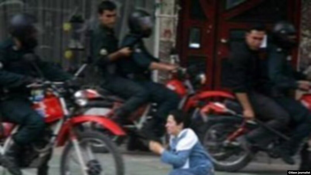 تصویری از سرکوب اعتراضات پس از انتخابات ریاست جمهوری ایران 