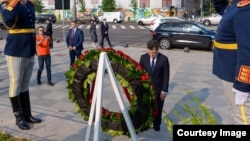 Romania: President Nicusor Dan laid flowers at the monument at University Square - Mineriada 1990