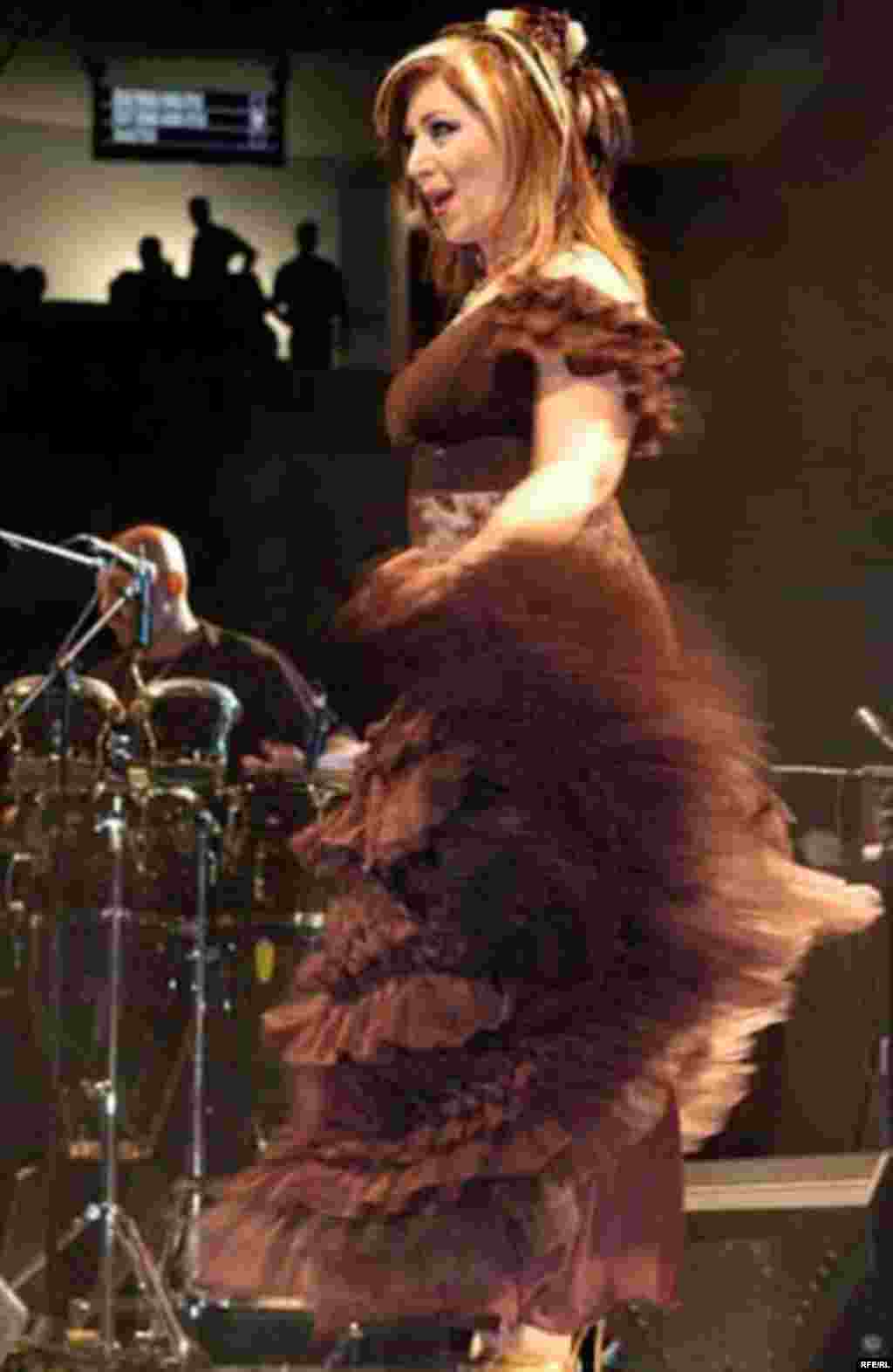 UAE, Dariush, Mansour and Leila Frouhar concert in Dubai, They are Persian pop singers based on LA,03/272007