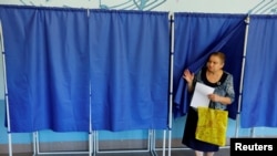 Një qytetare voton në zgjedhjet e organizuara nga Rusia në Donjeck. 8 shtator 2023.