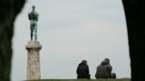 Par sedi nedaleko od statue beogradskog "Pobednika" na Kalemegdanu