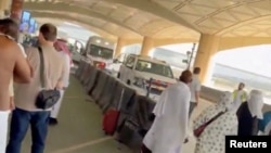 Ambulanțele sunt aliniate în fața aeroportului din Riad după un presupus atac cu rachete al rebelilor houthi, pe 10 octombrie.