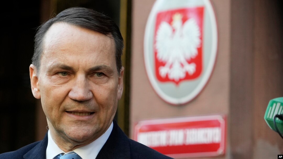 Ministrul de externe al Poloniei, Radek Sikorski, vorbește cu presa în fața Ministerului de Externe din Varșovia, Polonia, 22 octombrie 2024.