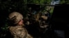 Український військовослужбовець чекає російські безпілотники у військовій машині з зенітною гарматою ЗУ-23-2 на позиціях у Донецькій області, Україна, 19 червня 2024 року