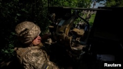 Український військовослужбовець чекає російські безпілотники у військовій машині з зенітною гарматою ЗУ-23-2 на позиціях у Донецькій області, Україна, 19 червня 2024 року