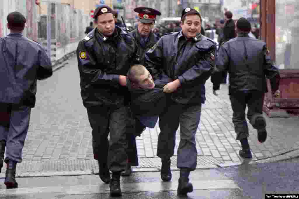Акция продолжалась не более 30 секунд – ожидавшие на площади полицейские в течение нескольких минут задержали всех протестующих и погрузили их в автобусы. 