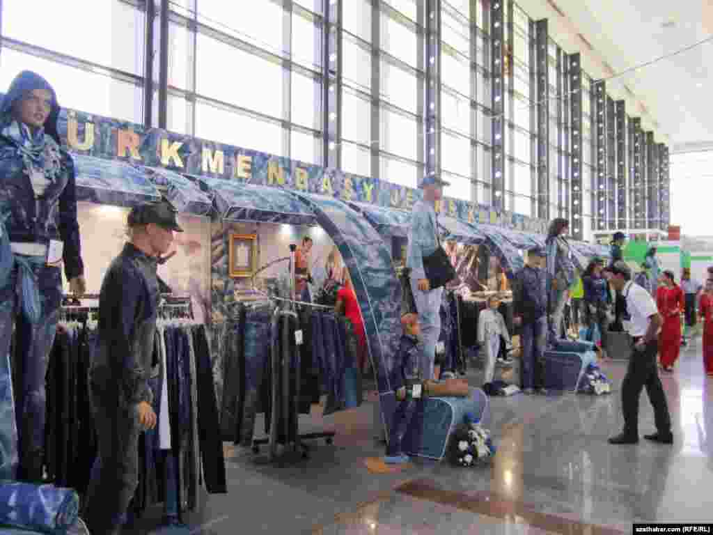 3-nji iýunda Aşgabatda “Türkmenistanyň dokma senagatynyň Garaşsyzlyk ýyllarynda ýeten sepgitleri we geljegi” atly dokma önümleriniň halkara sergisi açyldy. 