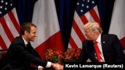 Президент США Дональд Трамп (справа) и президент Франции Эммануэль Макрон.