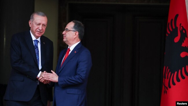 Të dy presidentët, Erdogan dhe Begaj, duke shtrënguar duart.