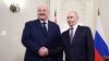 Уладзімер Пуцін і Аляксандар Лукашэнка падчас іх сустрэчы ў кулюарах нефармальнага саміту лідараў Садружнасьці Незалежных Дзяржаў у Санкт-Пецярбургу, 21 сьнежня 2025 году