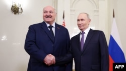 Уладзімер Пуцін і Аляксандар Лукашэнка падчас іх сустрэчы ў кулюарах нефармальнага саміту лідараў Садружнасьці Незалежных Дзяржаў у Санкт-Пецярбургу, 21 сьнежня 2025 году