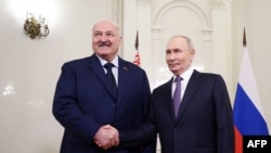 ფოტო არქივიდან. ლუკაშენკა და პუტინი დსთ-ს ლიდერთა არაფორმალურ სამიტზე პეტერბურგში. 2025 წლის დეკემბერი 