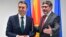 Ministri i Jashtëm maqedonas, Nikolla Dimitrov dhe i dërguari i posaç[m i SHBA-së për Ballkanin, Matthew Palmer.