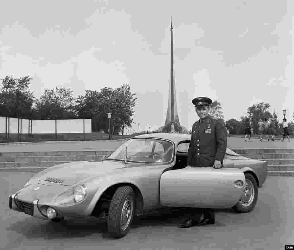 Soviet Union -- Yury Gagarin stands next to a Matra car in Moscow, 30Jul1965 - 1965/07/30 Title ENG: Yuri Gagarin, 1965 Title Rus: Юрий Гагарин, 1965 год Byline: Мастюков Валентин Caption ENG: Moscow. USSR. Soviet cosmonaut Yuri Gagarin standing near a Matra sports car. Photo TASS / Valentin Mastyukov gagarin0411