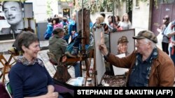 Egy művész portrét rajzol a Place du Tertre téren, Párizs Montmartre kerületébe 2017. október 6-án 