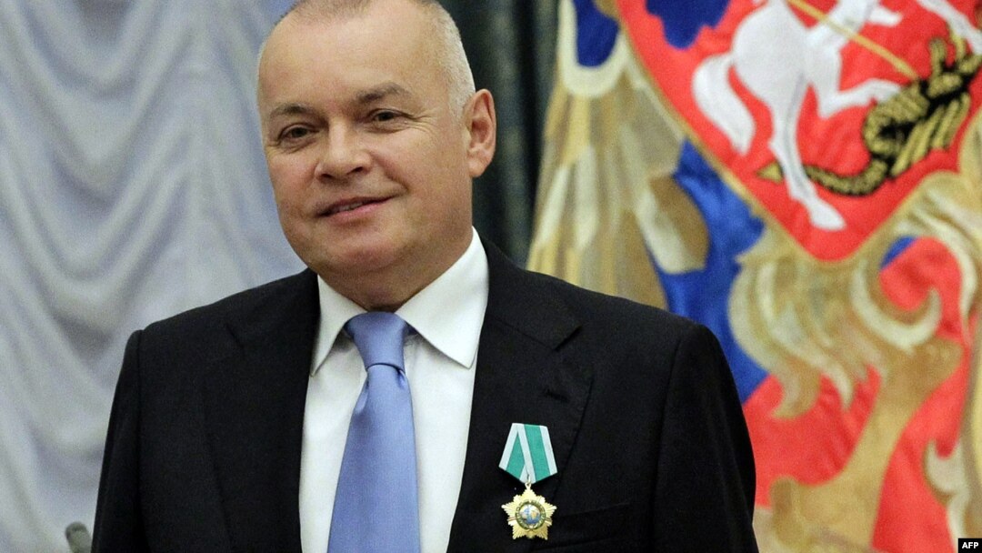 Путинпараст журналист Дмитрий Киселев бир томонлама репортажларию эфирда билдирилган мунозарали фикрлари билан ном чиқарган.