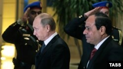 Русия президенты Владимир Путин (с) һәм Мисыр президенты Габдел Фәттах әс-Сиси 