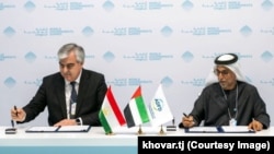 Созишнома аз ҷониби вазири молияи Тоҷикистон Файзиддин Қаҳҳорзода (чап) ва мудири Бунёди Абузабӣ оид ба рушд Муҳаммад Сайф Ал-Сувайдӣ (рост) имзо шуд